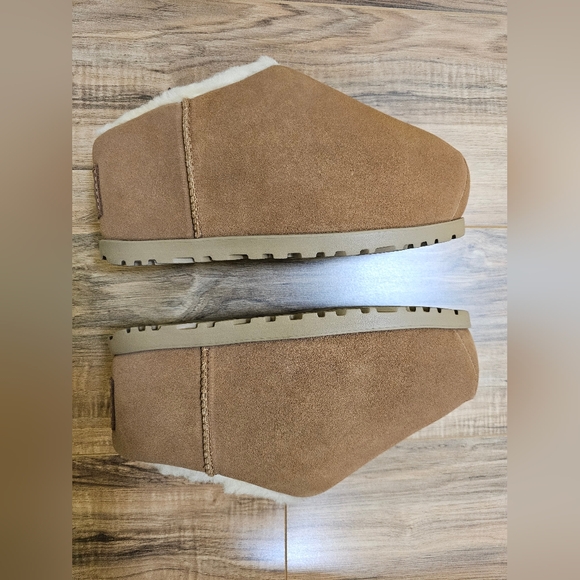 UGG Pumped Slide Clogs - Picture 7 of 12